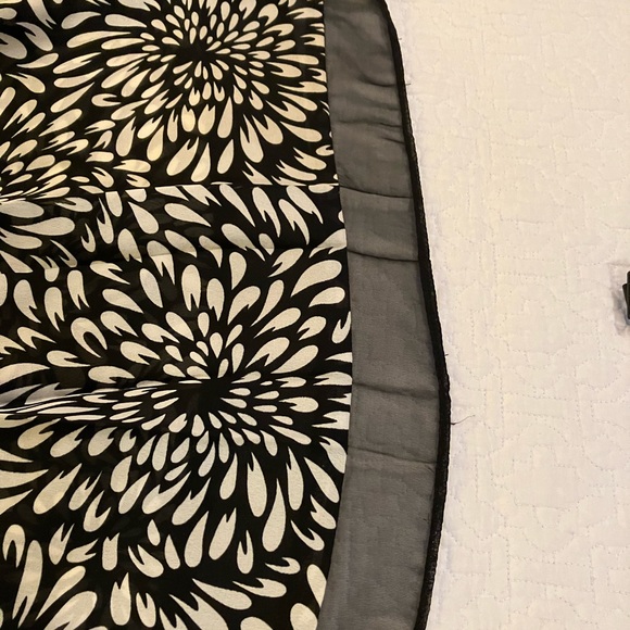 Worthington black/wt floral circle skirt w/mesh accent hem. Separate black liner - Picture 5 of 7
